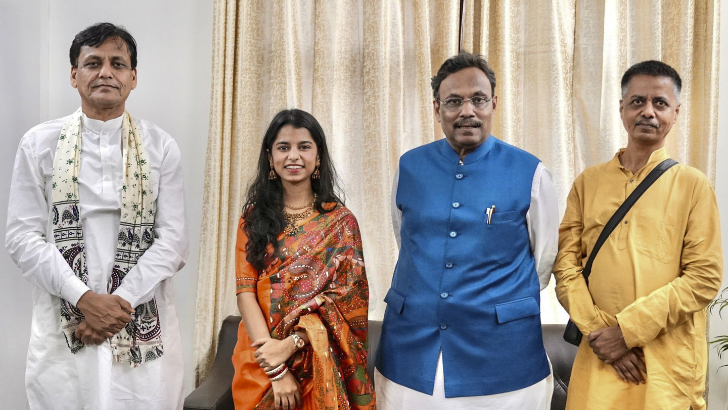 https://salarnews.in/public/uploads/images/newsimages/maannewsimage07102025_201345_Maithili Thakur.png